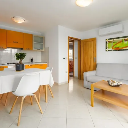 Apartments With Parking Space Rozac, Umag - 27272 * Ουμάγκ